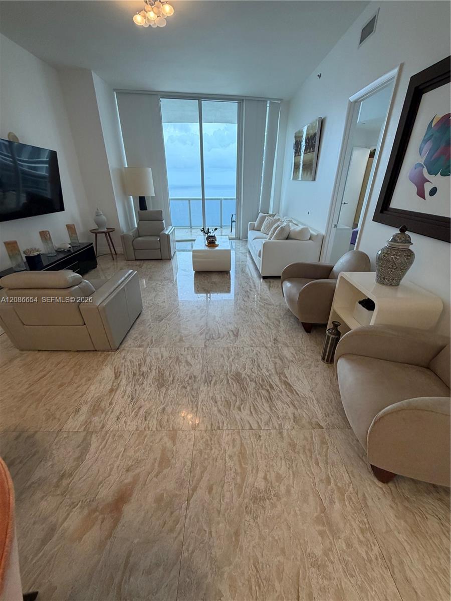 3707 3 / 3 2106 sq. ft. $ 2026-09-10 0 foto