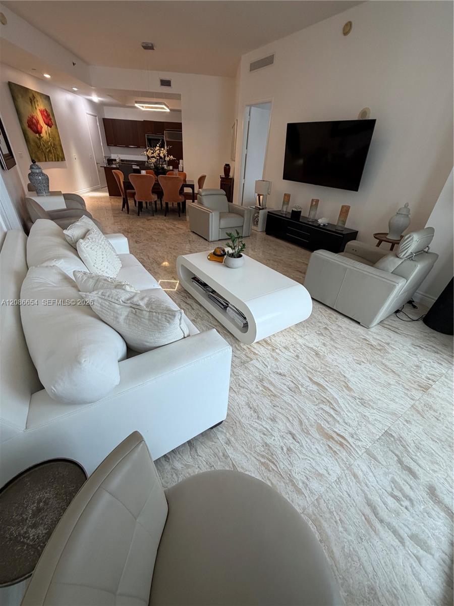 3707 3 / 3 2106 sq. ft. $ 2026-09-10 0 foto