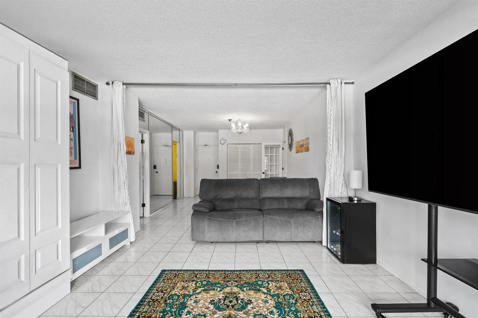 See details 3A 1 / 870 sq. ft. $ 2026-10-13 0 Photo