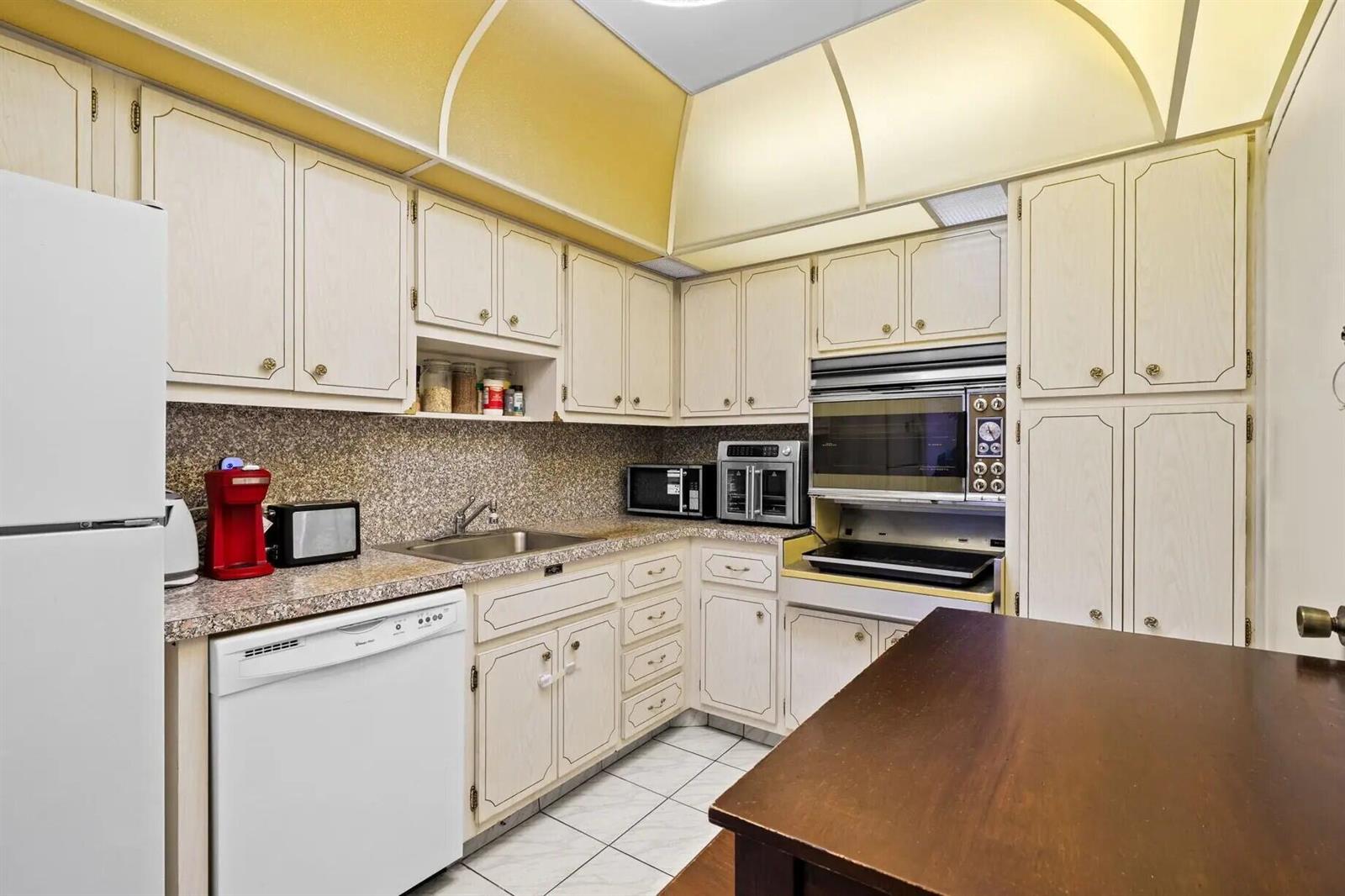 See details 3A 1 / 870 sq. ft. $ 2026-10-13 0 Photo