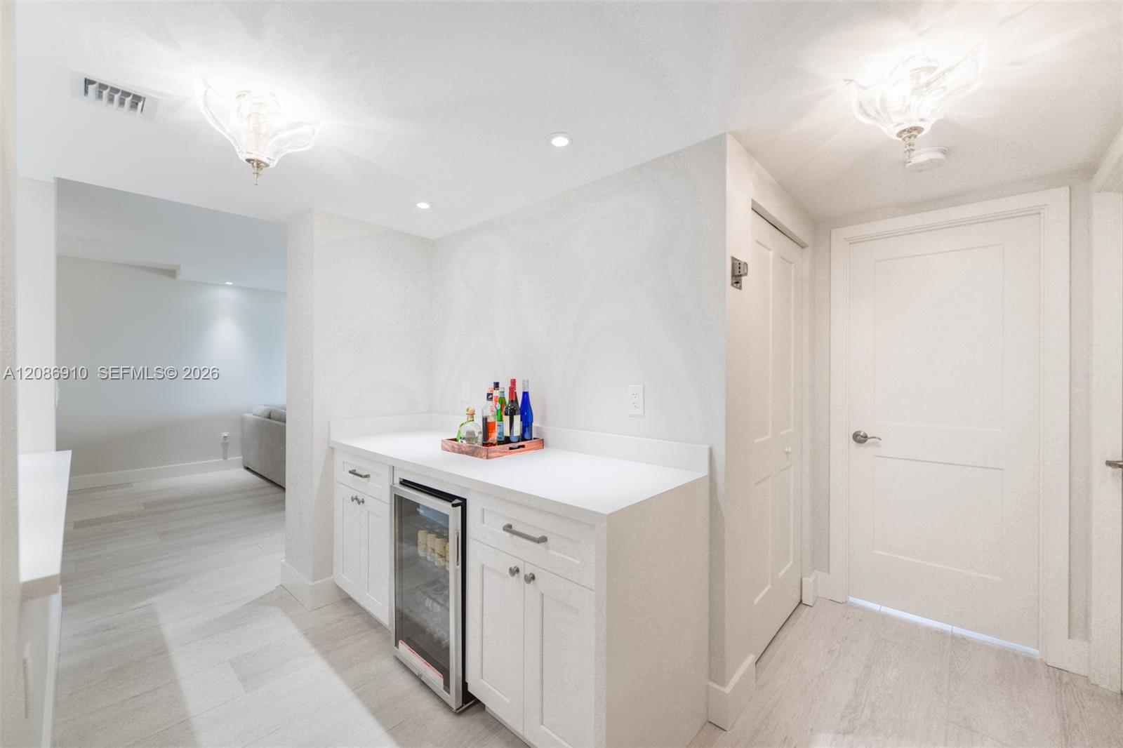 See details 11H 2 / 2 1240 sq. ft. $ 2026-09-10 0 Photo