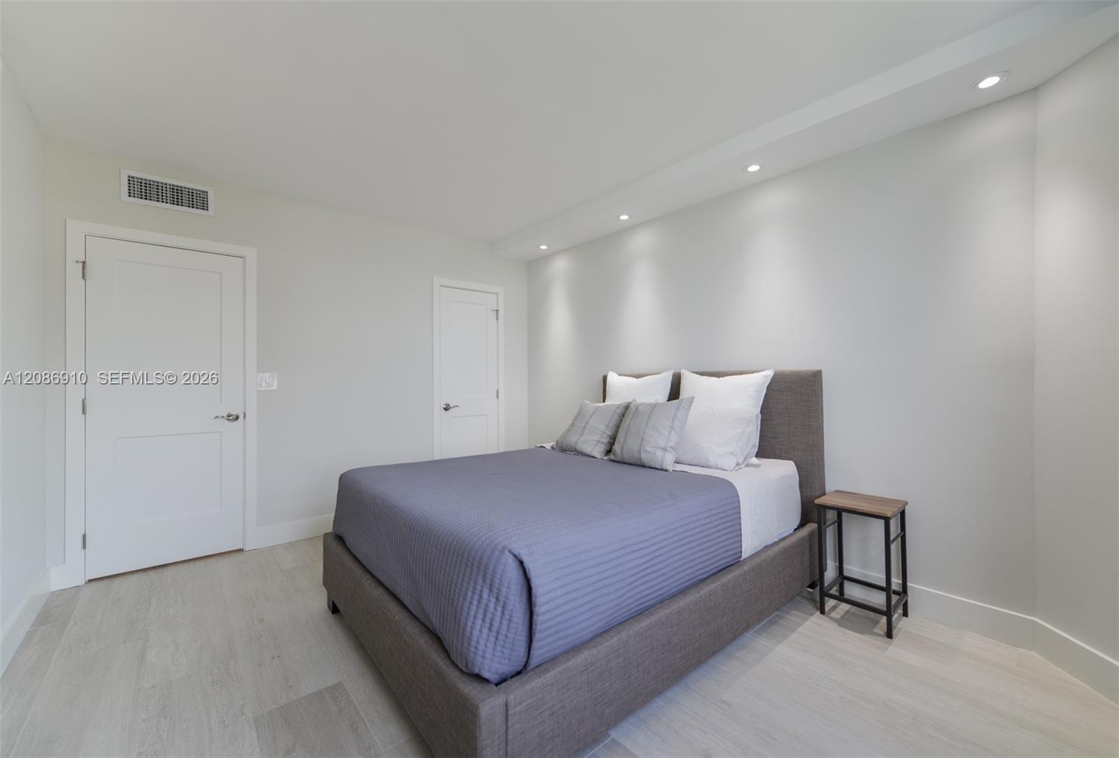 See details 11H 2 / 2 1240 sq. ft. $ 2026-09-10 0 Photo