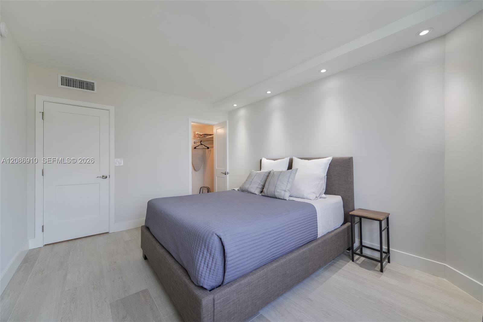 See details 11H 2 / 2 1240 sq. ft. $ 2026-09-10 0 Photo