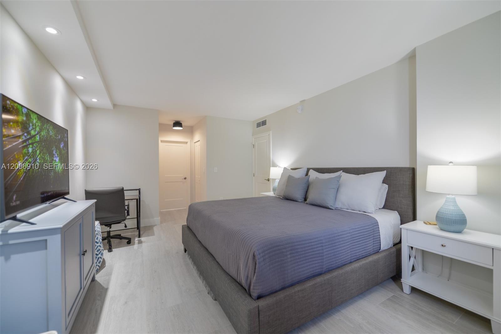 See details 11H 2 / 2 1240 sq. ft. $ 2026-09-10 0 Photo