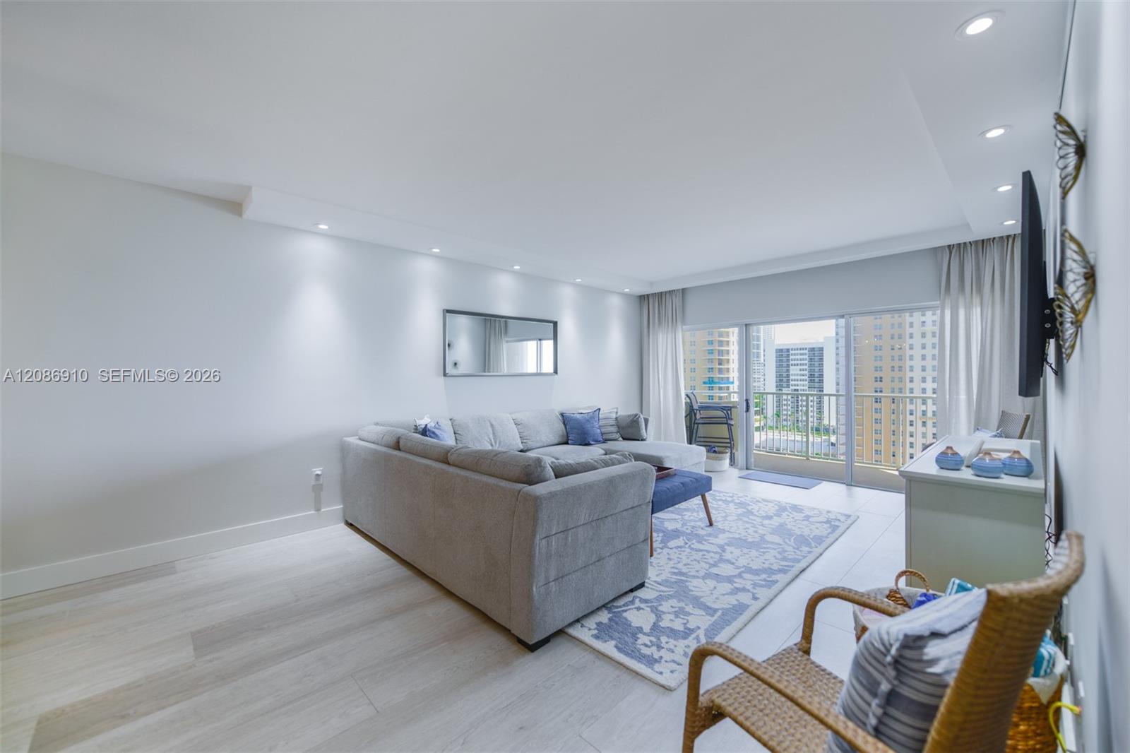 See details 11H 2 / 2 1240 sq. ft. $ 2026-09-10 0 Photo