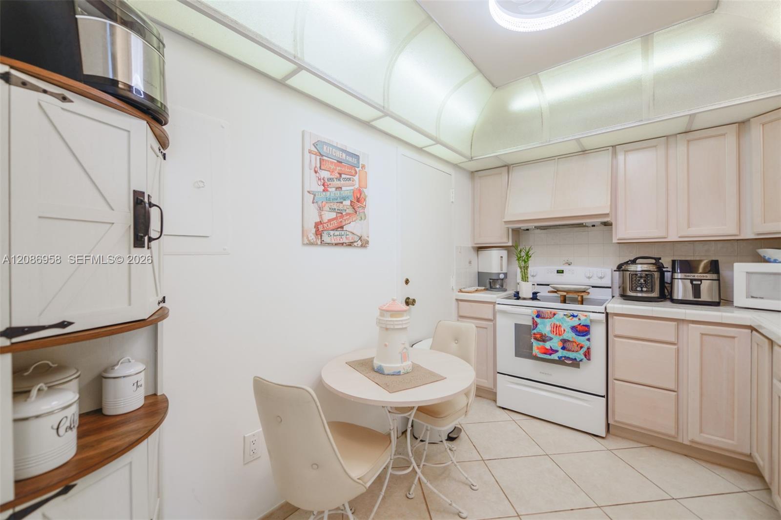 See details 18B 1 / 2 870 sq. ft. $ 2026-09-10 0 Photo
