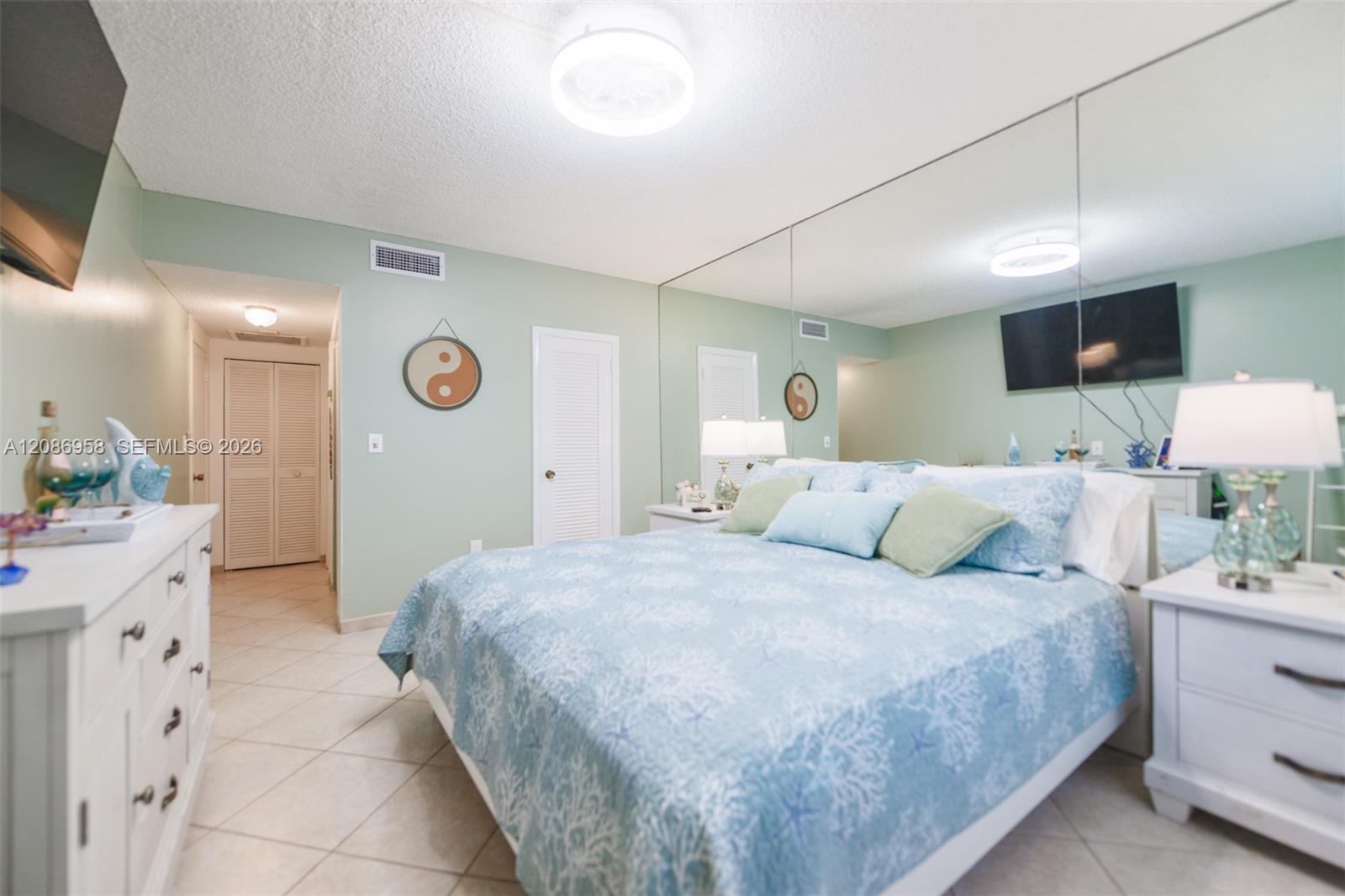 See details 18B 1 / 2 870 sq. ft. $ 2026-09-10 0 Photo