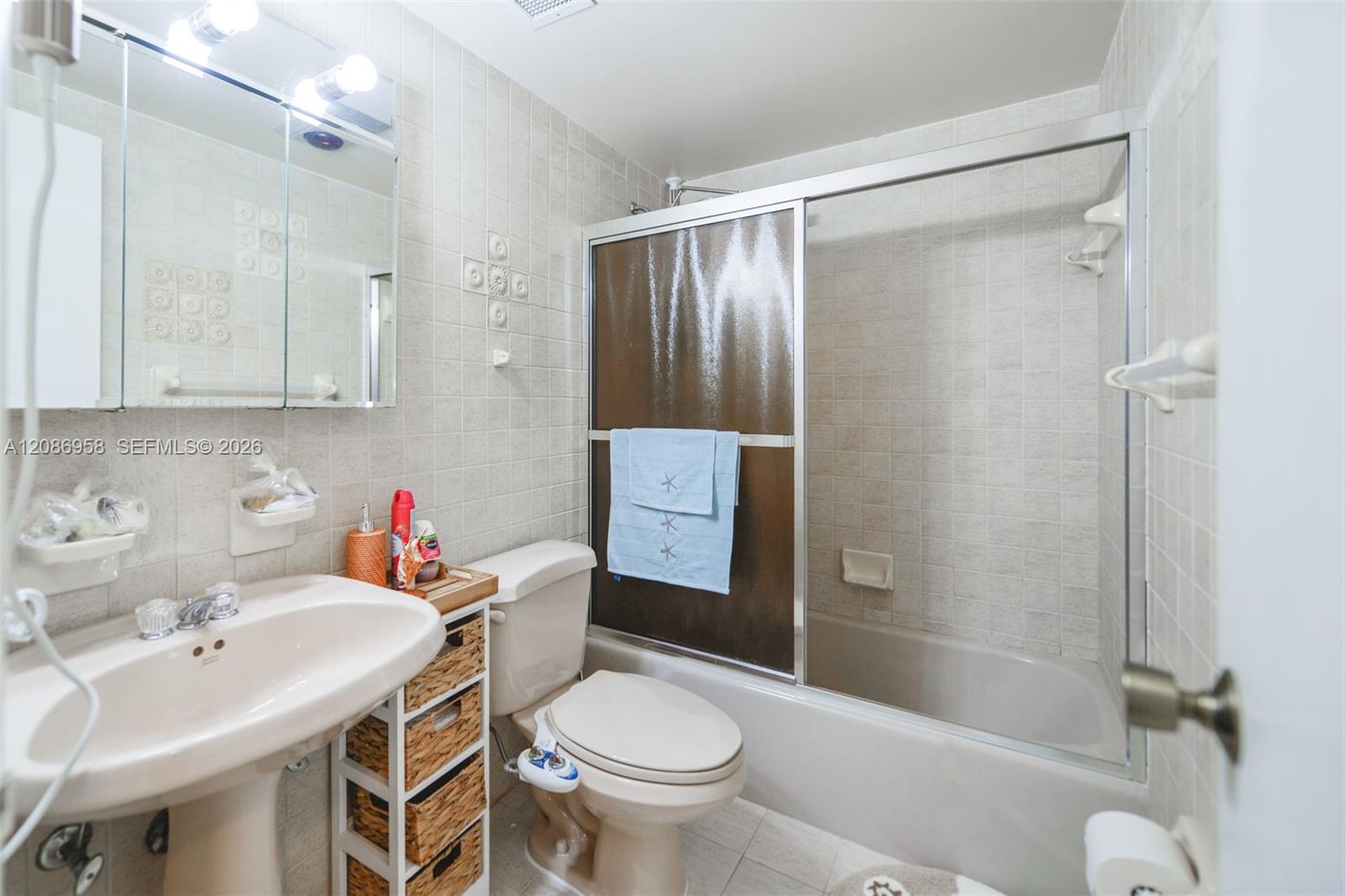 See details 18B 1 / 2 870 sq. ft. $ 2026-09-10 0 Photo