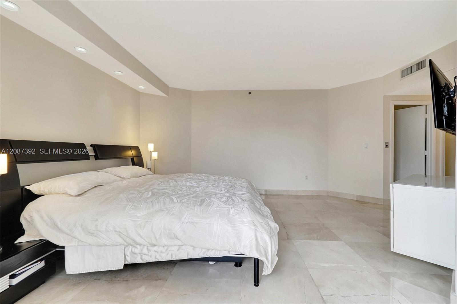 Ver detalles 402 2 / 2 1840 sq. ft. $ 2026-09-11 0 foto