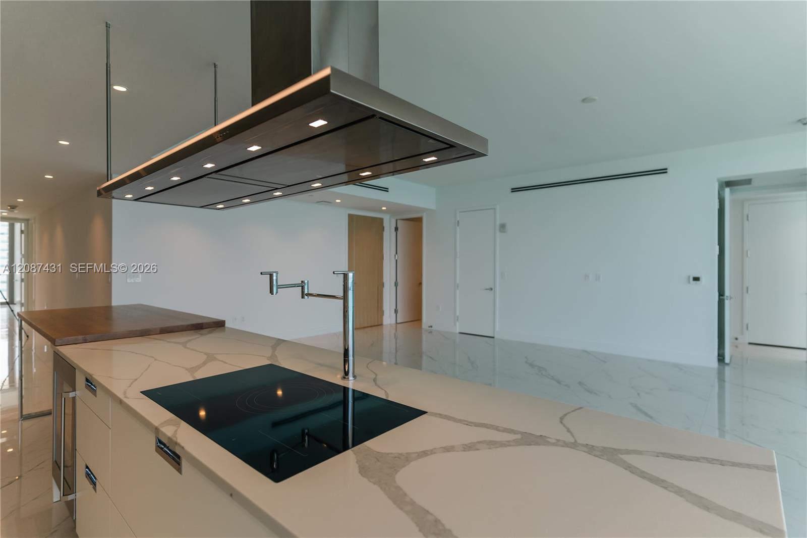 Ver detalles 702 3 / 4 2475 sq. ft. $ 2026-09-11 0 foto