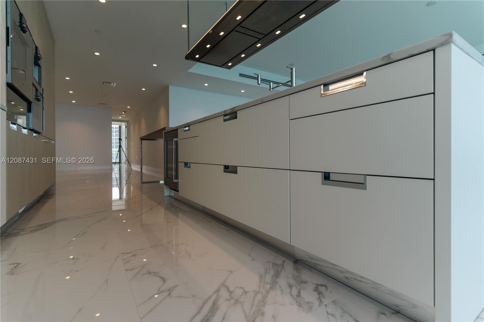 Ver detalles 702 3 / 4 2475 sq. ft. $ 2026-09-11 0 foto