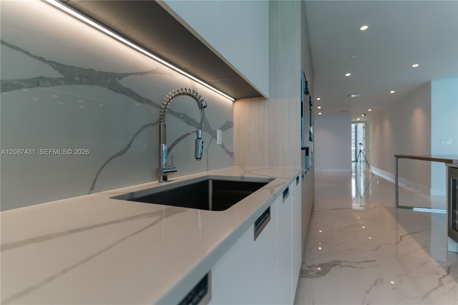 Ver detalles 702 3 / 4 2475 sq. ft. $ 2026-09-11 0 foto