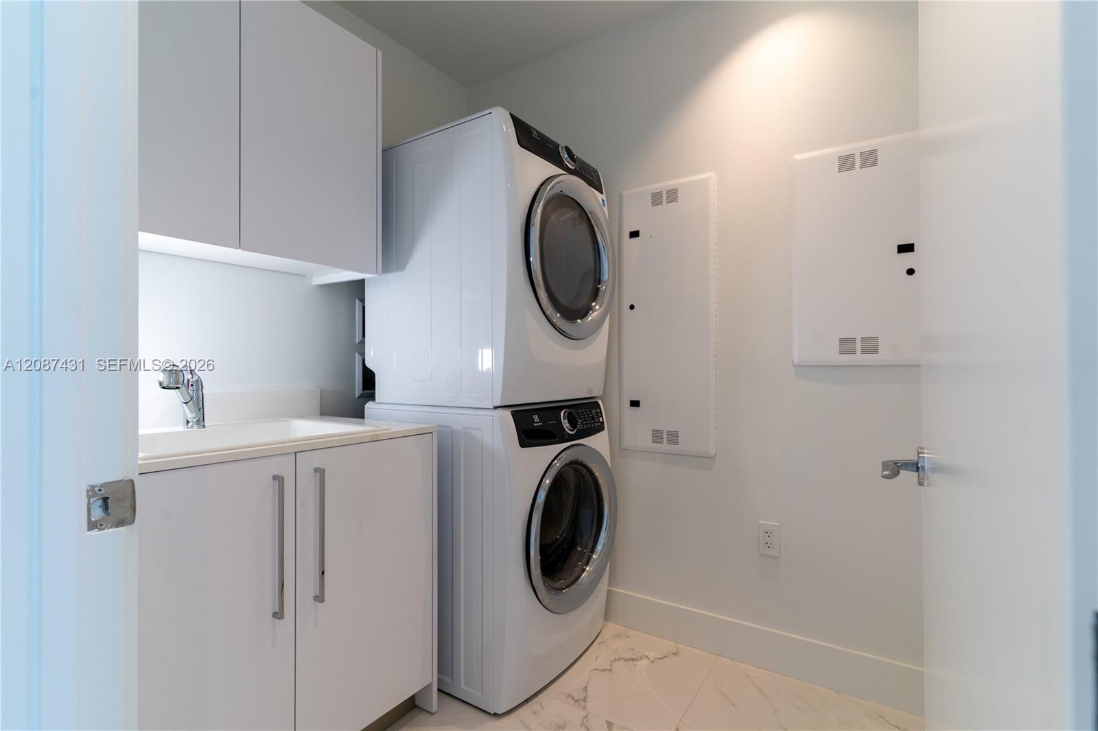 Ver detalles 702 3 / 4 2475 sq. ft. $ 2026-09-11 0 foto