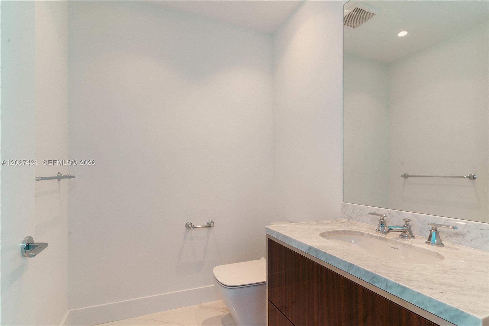 Ver detalles 702 3 / 4 2475 sq. ft. $ 2026-09-11 0 foto