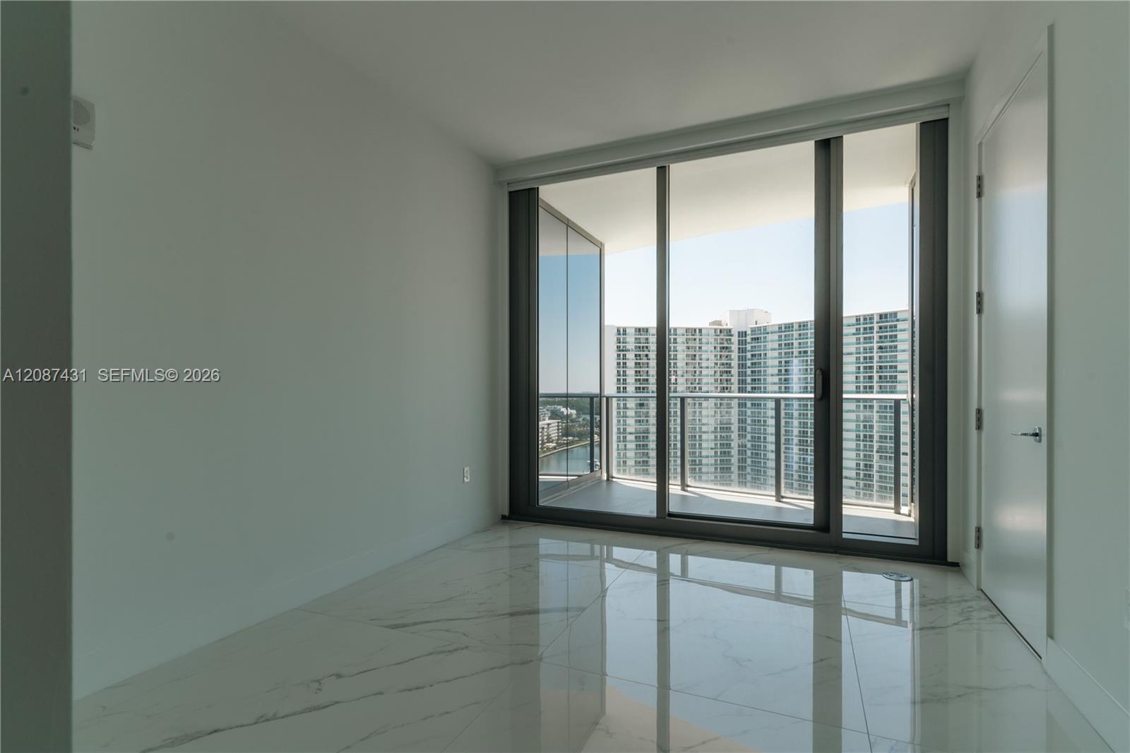 Ver detalles 702 3 / 4 2475 sq. ft. $ 2026-09-11 0 foto