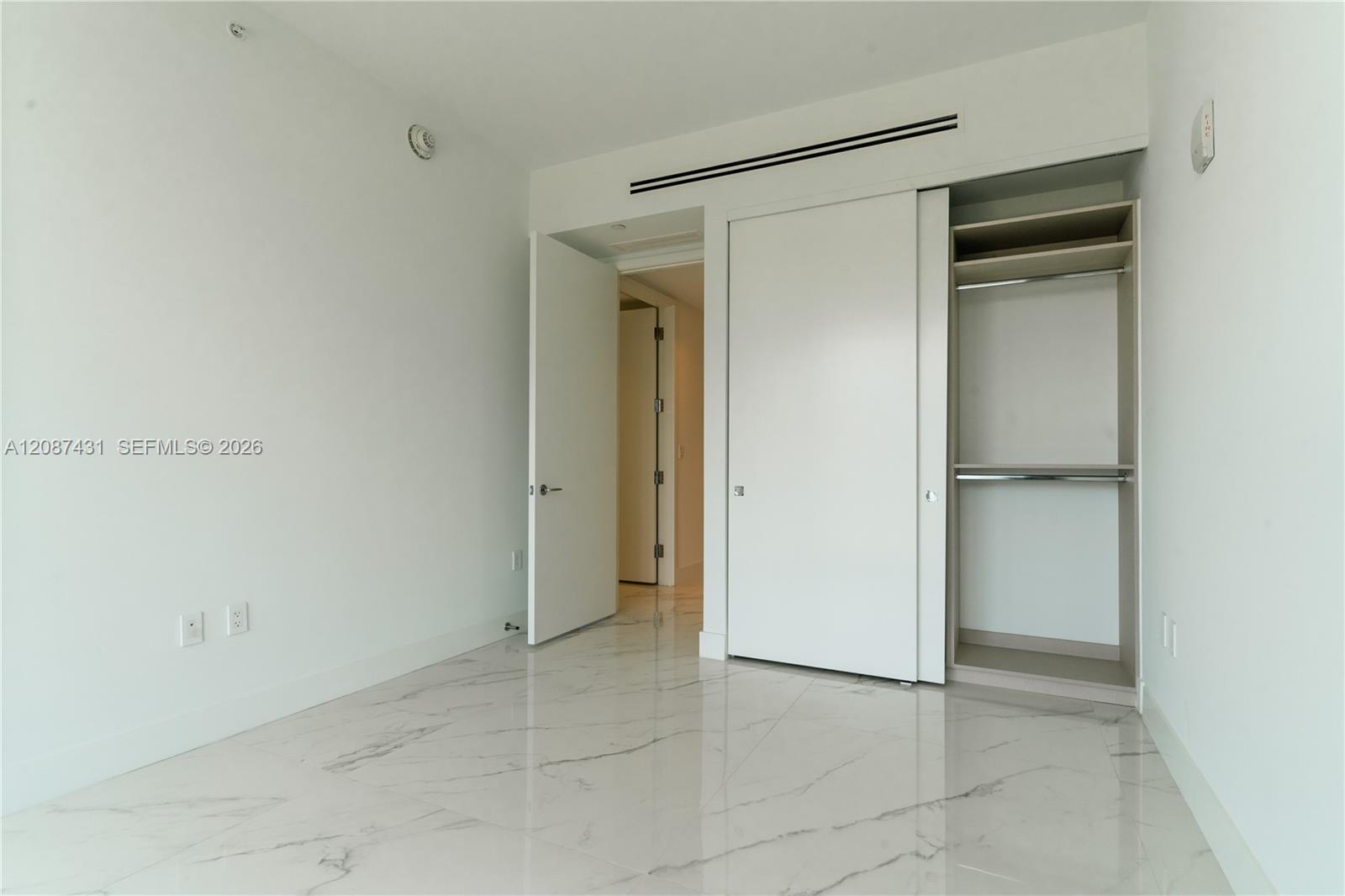 Ver detalles 702 3 / 4 2475 sq. ft. $ 2026-09-11 0 foto