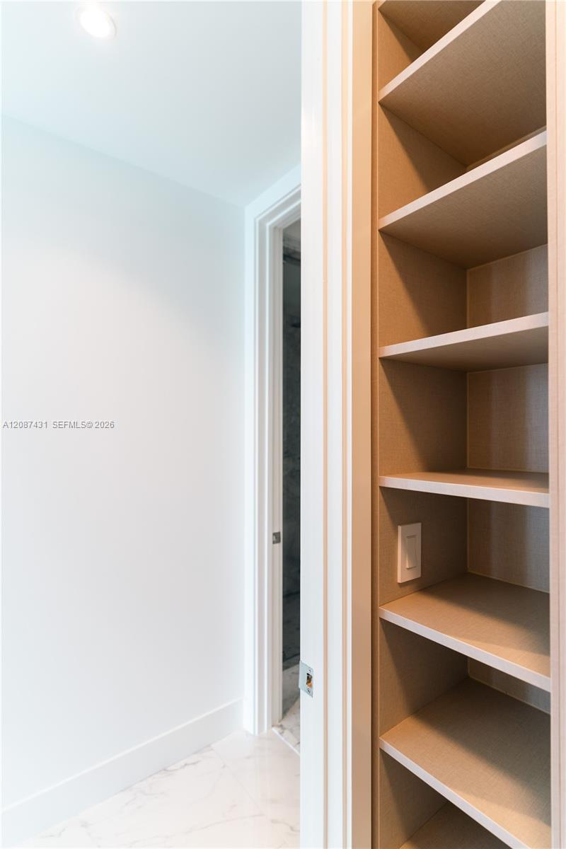 Ver detalles 702 3 / 4 2475 sq. ft. $ 2026-09-11 0 foto