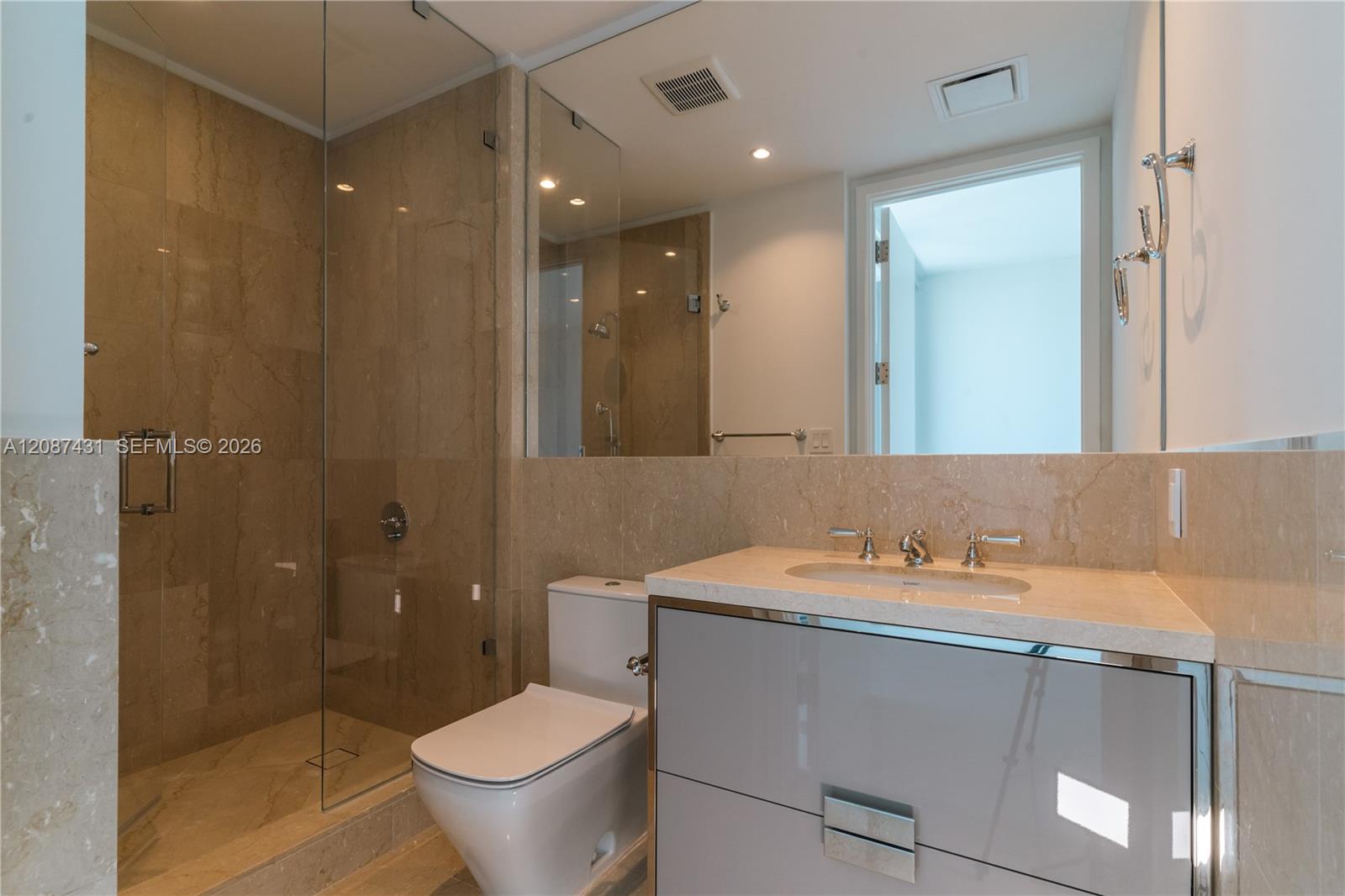 Ver detalles 702 3 / 4 2475 sq. ft. $ 2026-09-11 0 foto