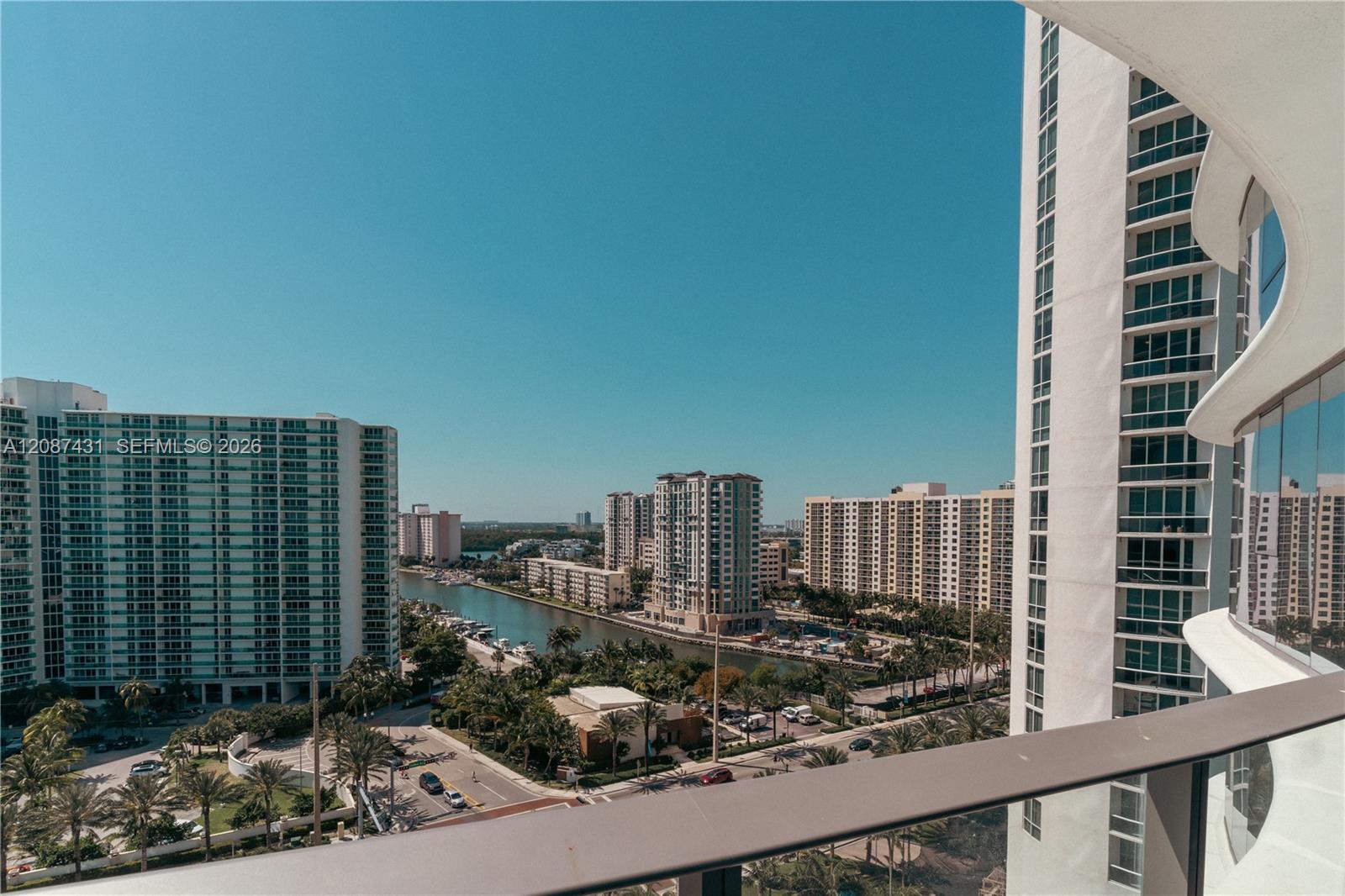 Ver detalles 702 3 / 4 2475 sq. ft. $ 2026-09-11 0 foto