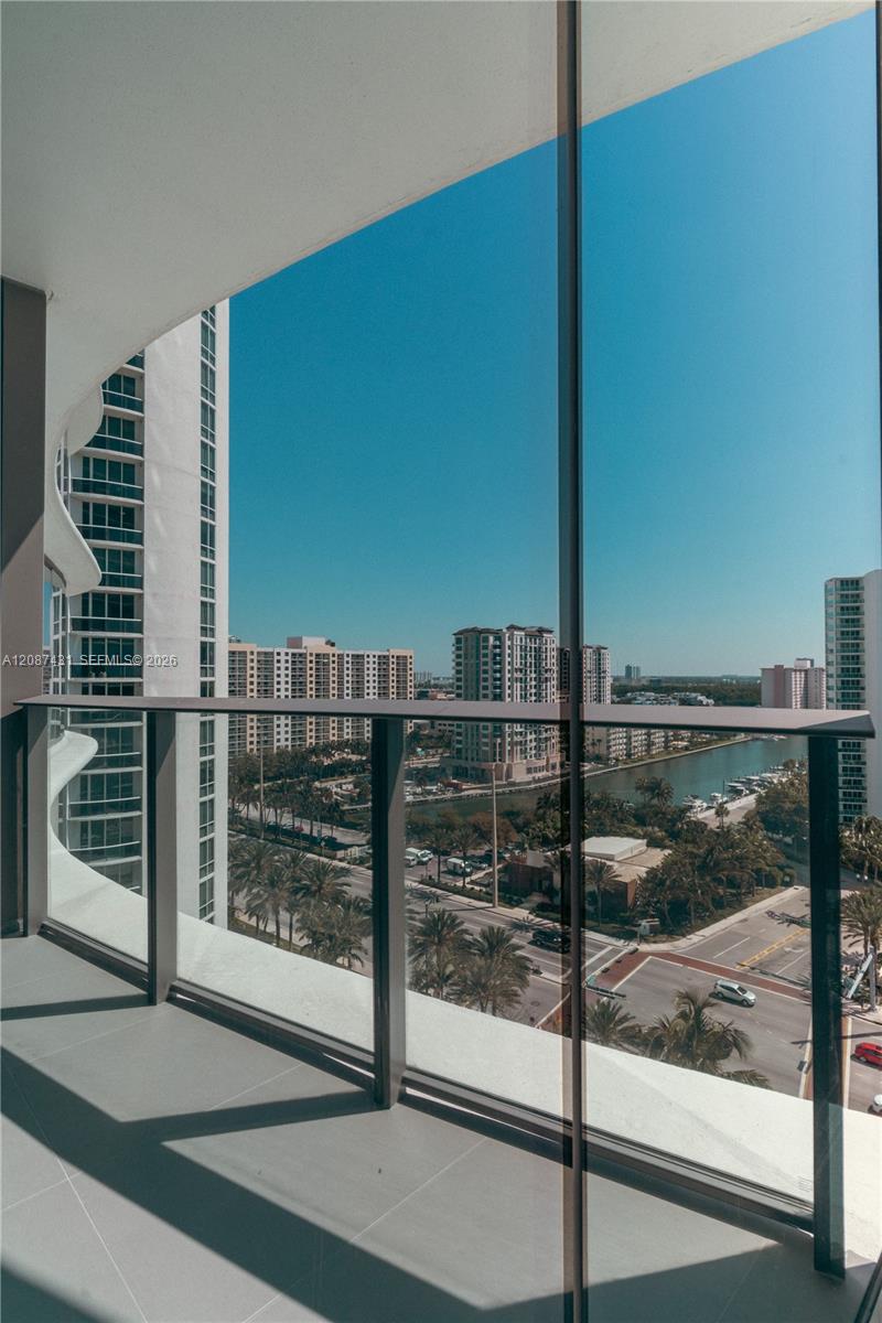 Ver detalles 702 3 / 4 2475 sq. ft. $ 2026-09-11 0 foto