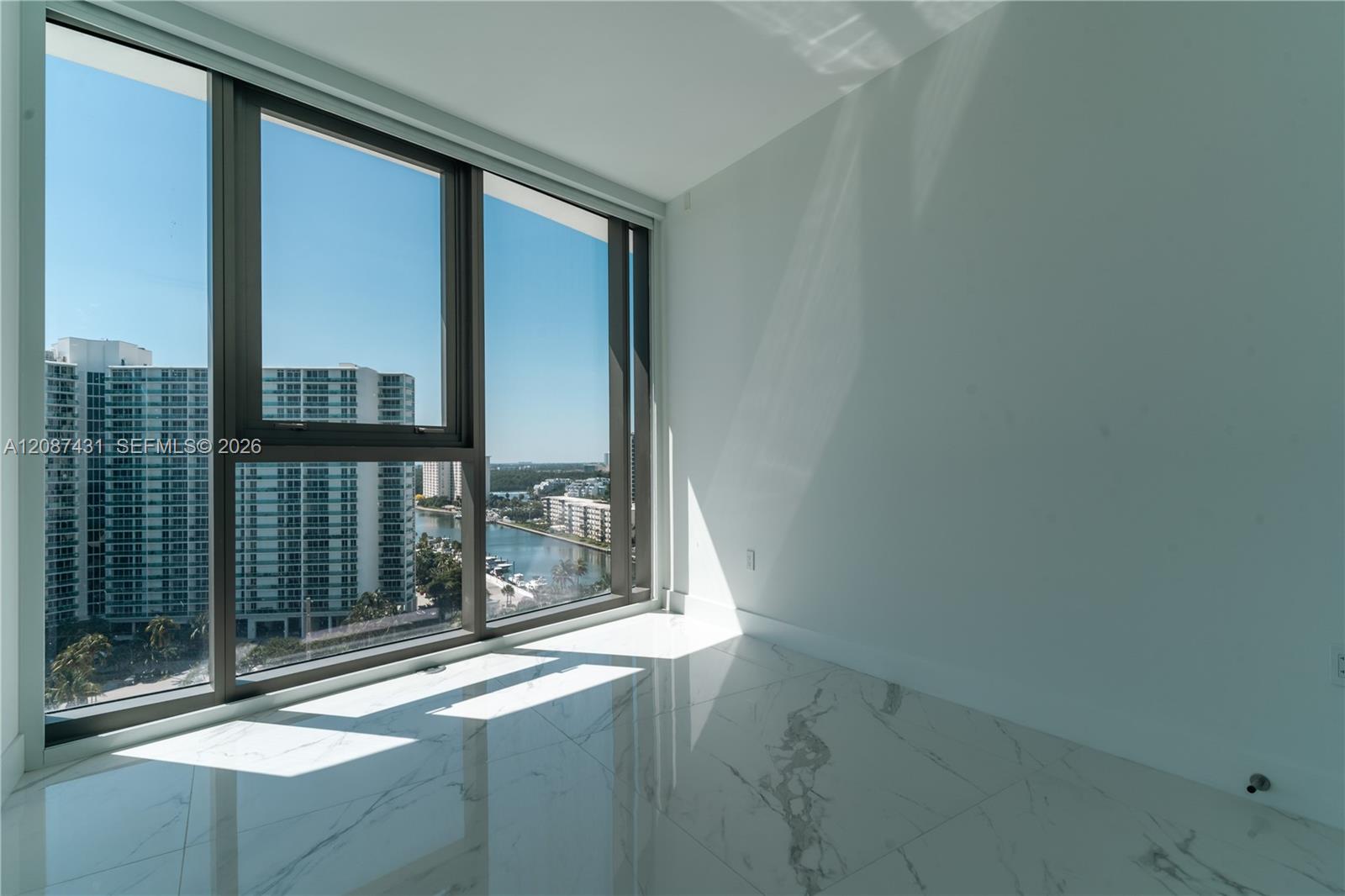 Ver detalles 702 3 / 4 2475 sq. ft. $ 2026-09-11 0 foto