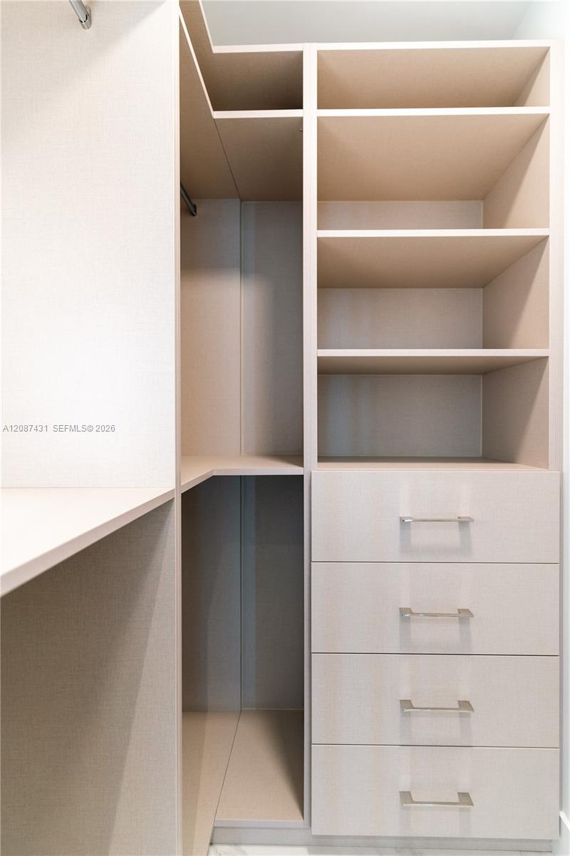 Ver detalles 702 3 / 4 2475 sq. ft. $ 2026-09-11 0 foto