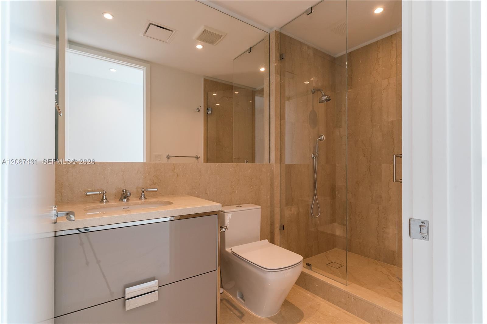 Ver detalles 702 3 / 4 2475 sq. ft. $ 2026-09-11 0 foto