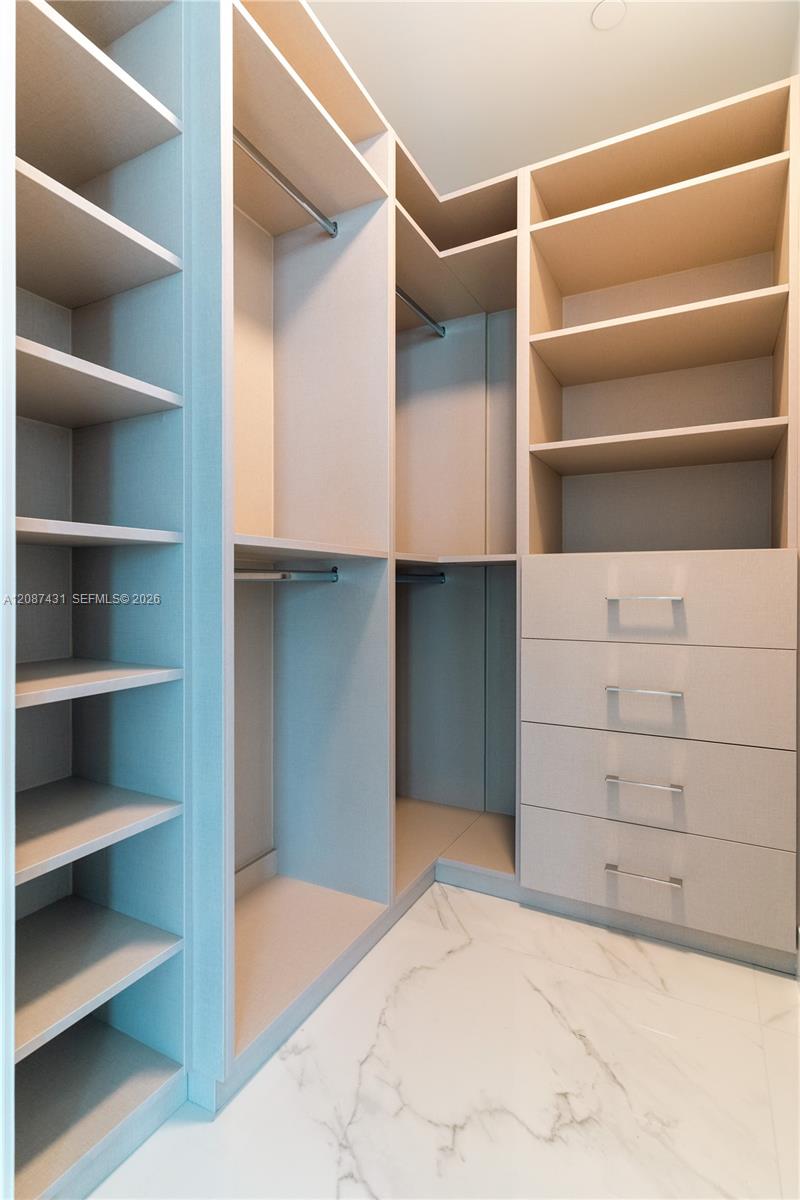 Ver detalles 702 3 / 4 2475 sq. ft. $ 2026-09-11 0 foto