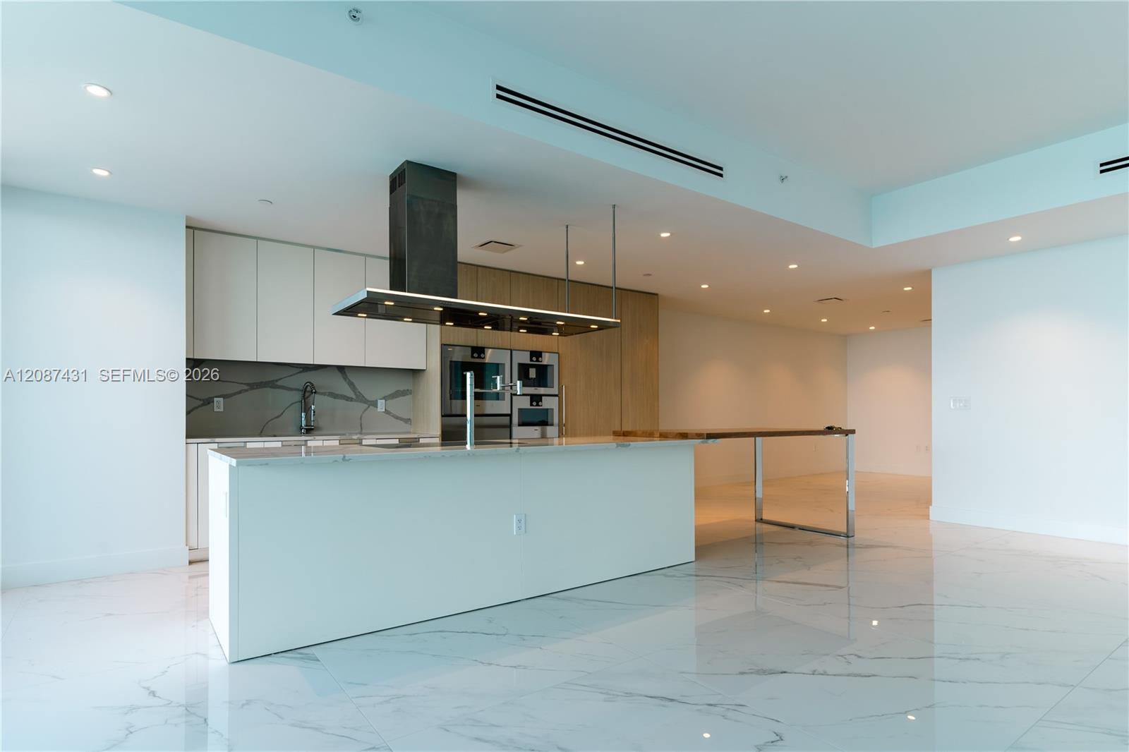Ver detalles 702 3 / 4 2475 sq. ft. $ 2026-09-11 0 foto