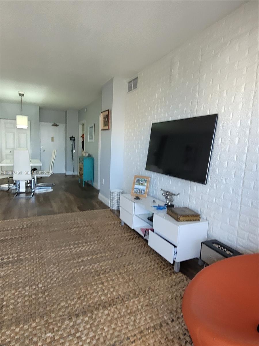 15M 1 / 2 870 sq. ft. $ 2026-09-11 0 foto