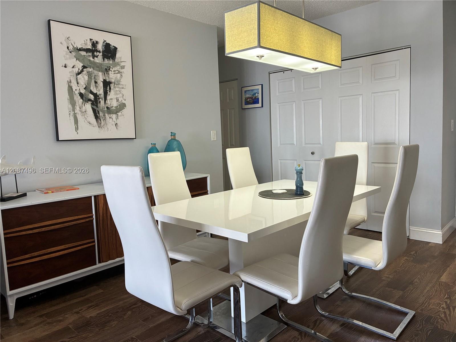 15M 1 / 2 870 sq. ft. $ 2026-09-11 0 foto