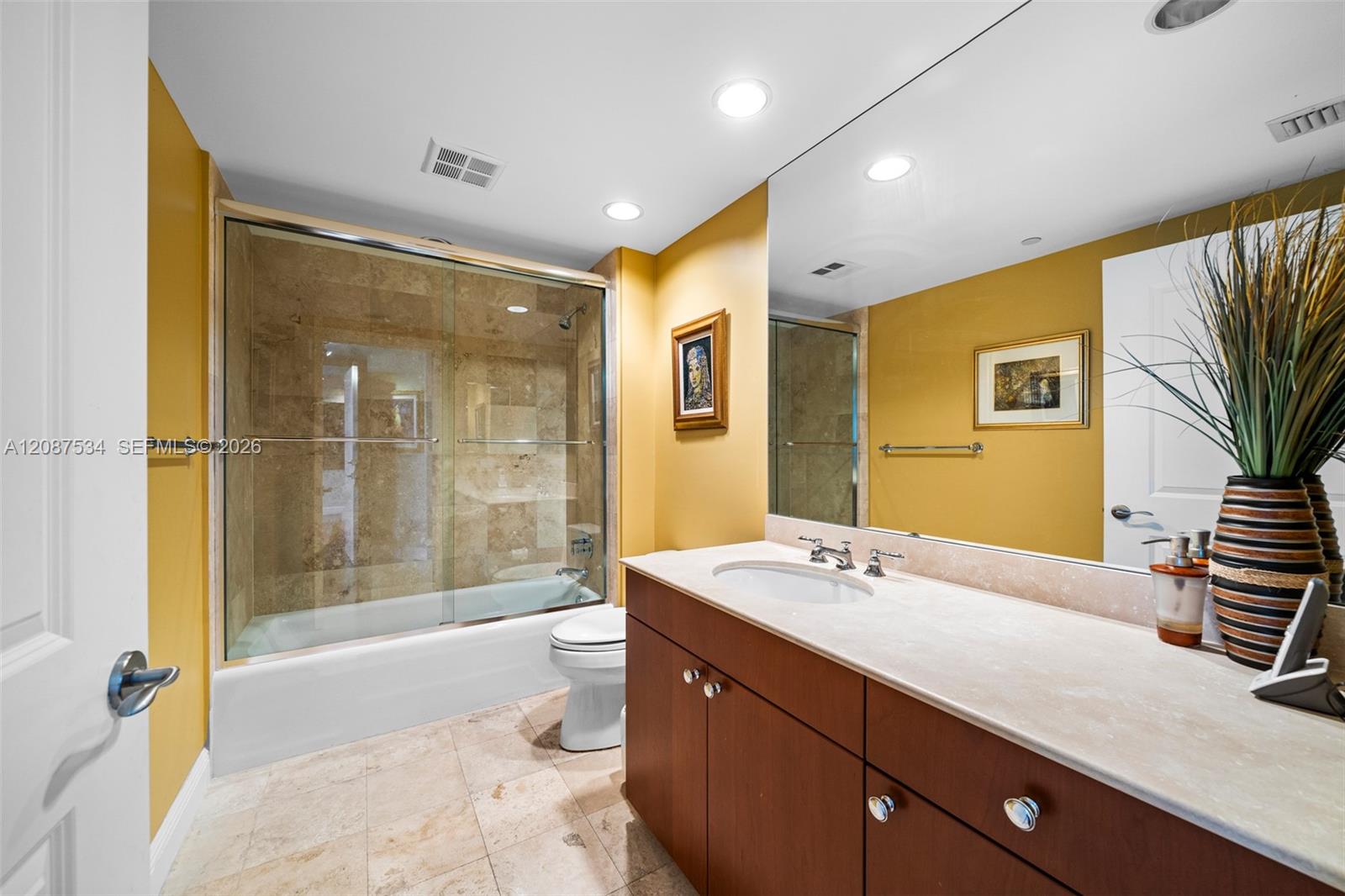 Ver detalles 1703 4 / 4 3224 sq. ft. $ 2026-09-11 0 foto