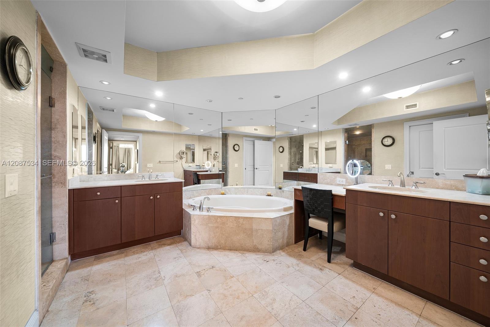 Ver detalles 1703 4 / 4 3224 sq. ft. $ 2026-09-11 0 foto
