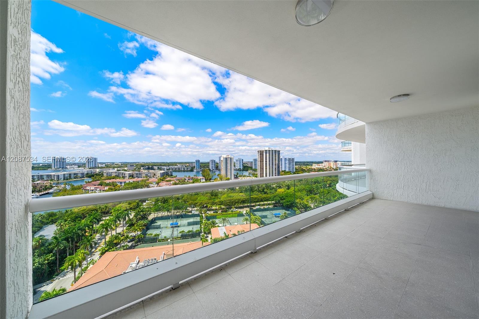 Ver detalles 1703 4 / 4 3224 sq. ft. $ 2026-09-11 0 foto