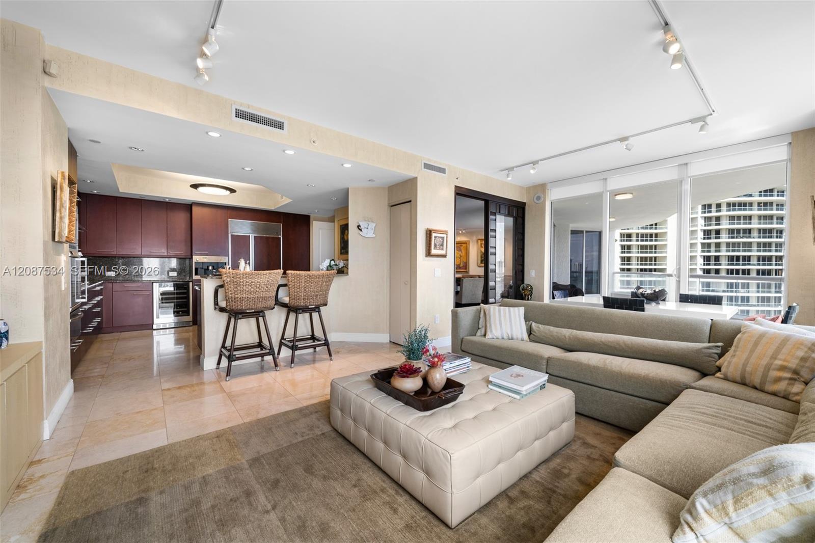 Ver detalles 1703 4 / 4 3224 sq. ft. $ 2026-09-11 0 foto