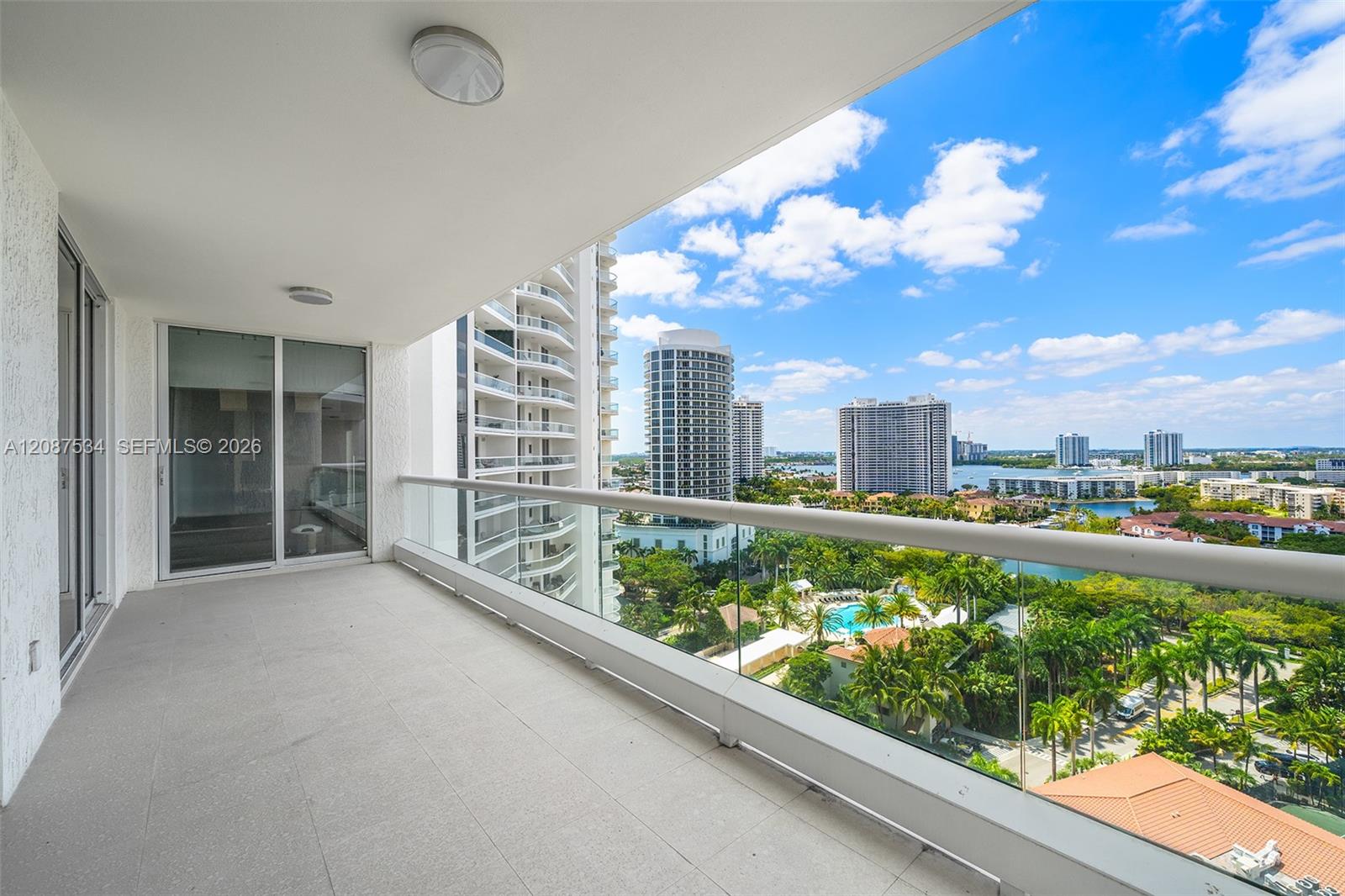 Ver detalles 1703 4 / 4 3224 sq. ft. $ 2026-09-11 0 foto