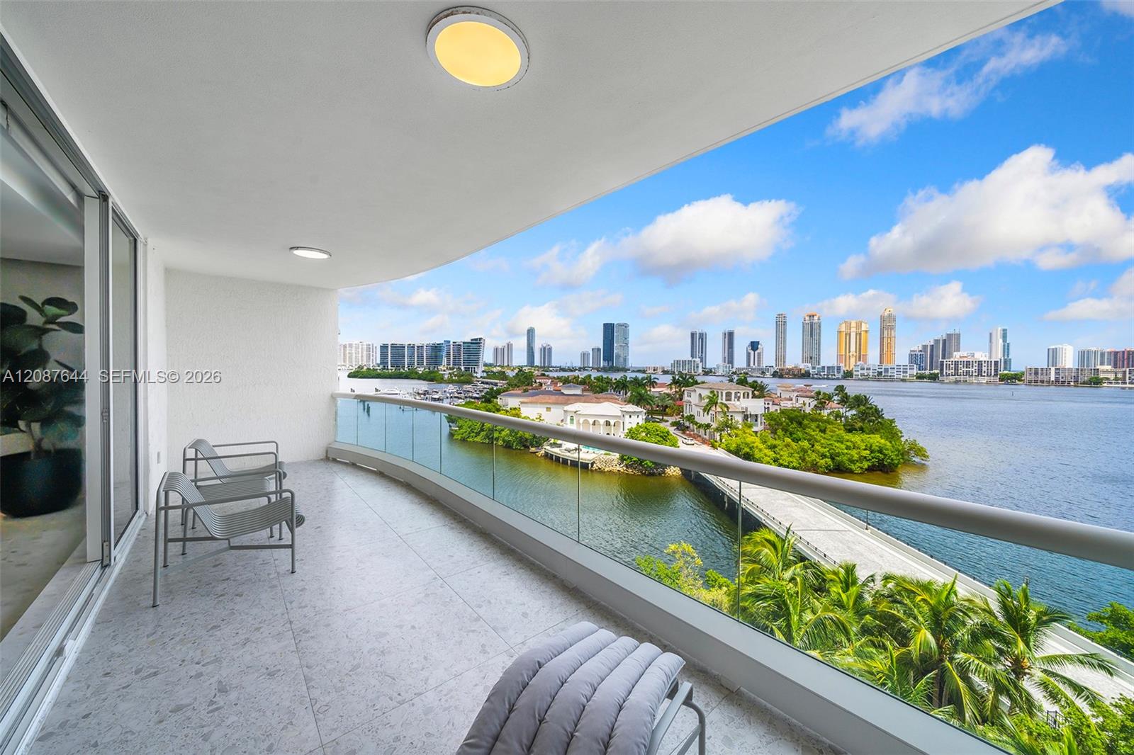 Ver detalles 707 3 / 4 2840 sq. ft. $ 2026-09-11 0 foto