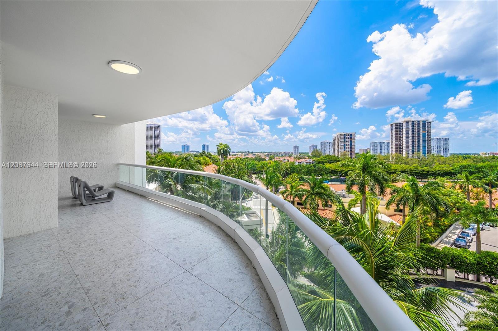 Ver detalles 707 3 / 4 2840 sq. ft. $ 2026-09-11 0 foto