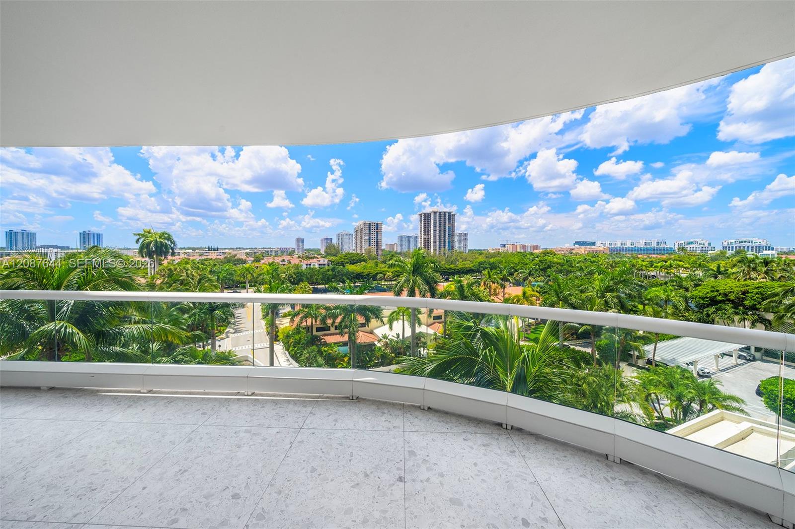 Ver detalles 707 3 / 4 2840 sq. ft. $ 2026-09-11 0 foto