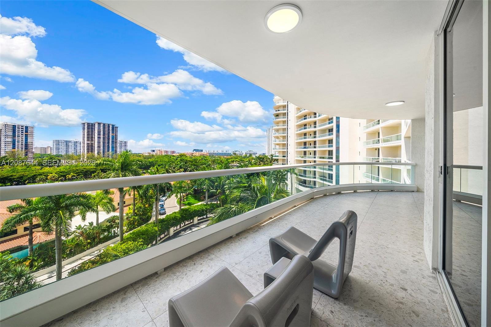 Ver detalles 707 3 / 4 2840 sq. ft. $ 2026-09-11 0 foto