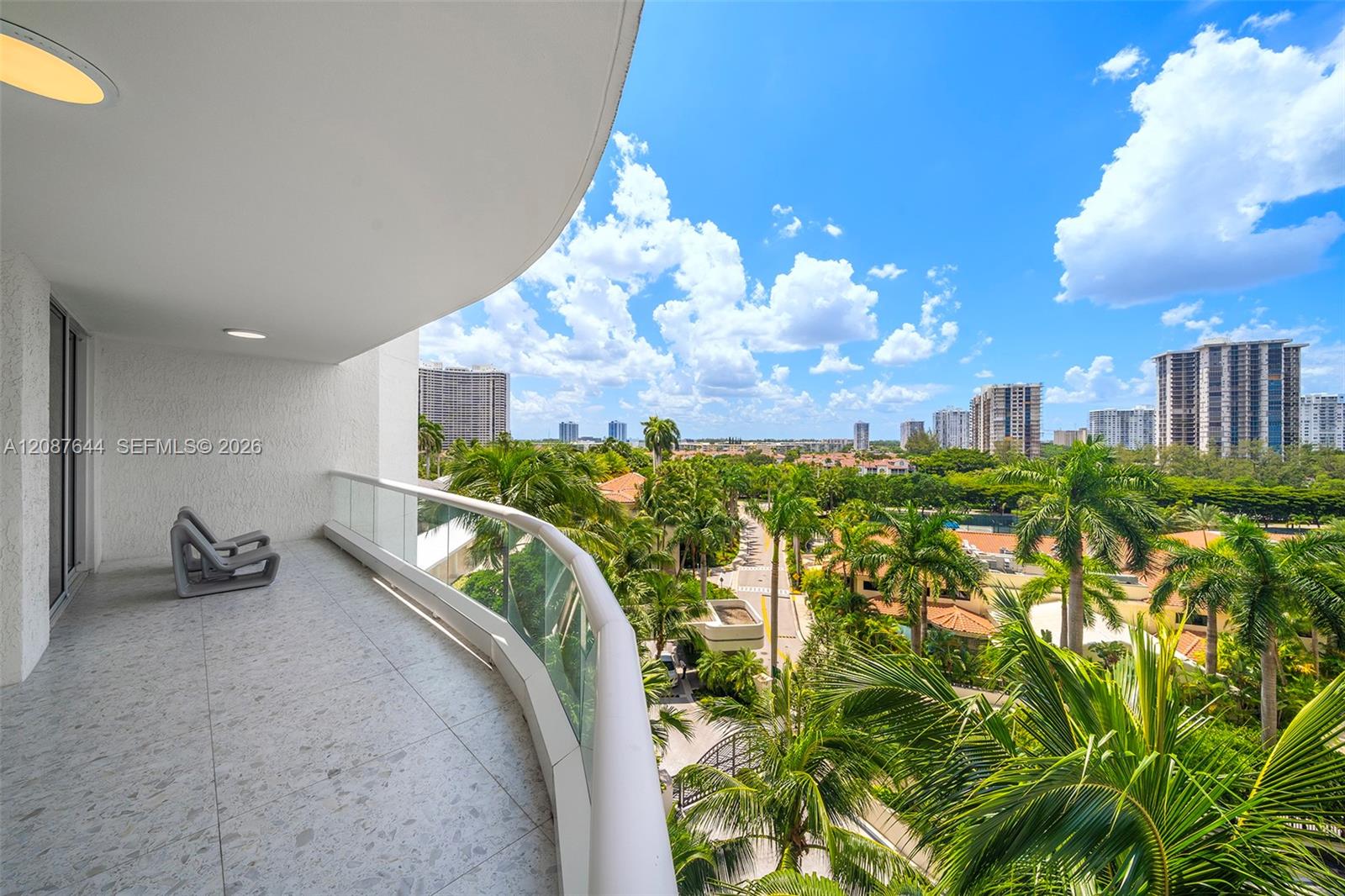 Ver detalles 707 3 / 4 2840 sq. ft. $ 2026-09-11 0 foto