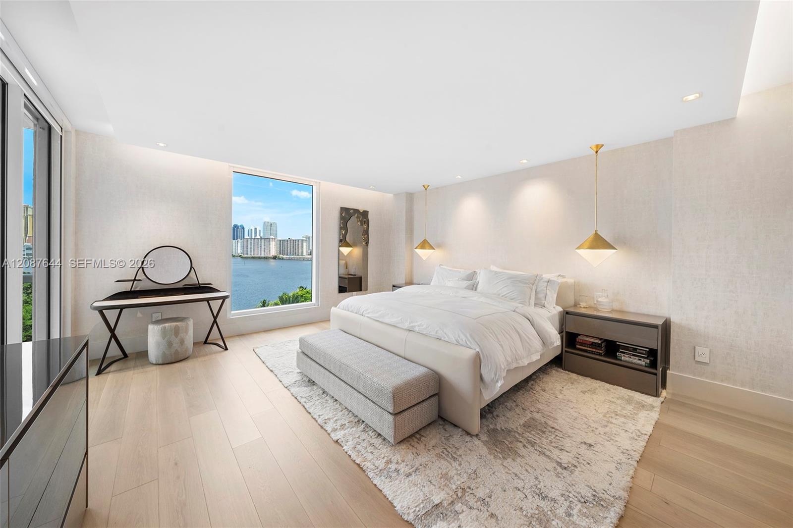 Ver detalles 707 3 / 4 2840 sq. ft. $ 2026-09-11 0 foto