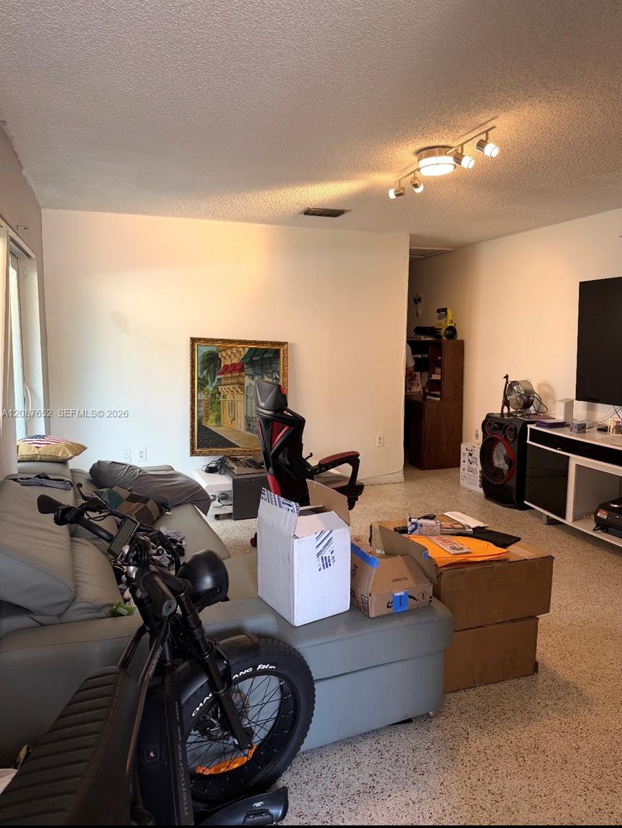   /  1618 sq. ft. $ 2026-09-11 0 foto