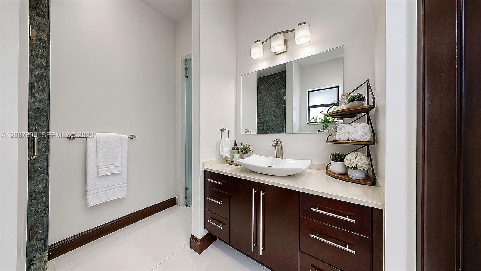 See details 19260 4 / 3 sq. ft. $ 2026-09-17 0 Photo