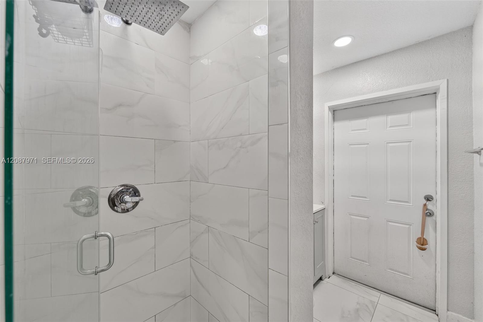 Ver detalles 730 4 / 2 1125 sq. ft. $ 2026-10-26 0 foto