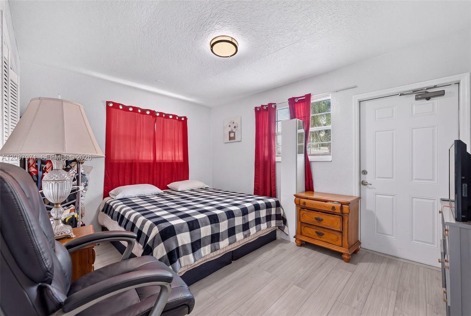 Ver detalles 730 4 / 2 1125 sq. ft. $ 2026-10-26 0 foto