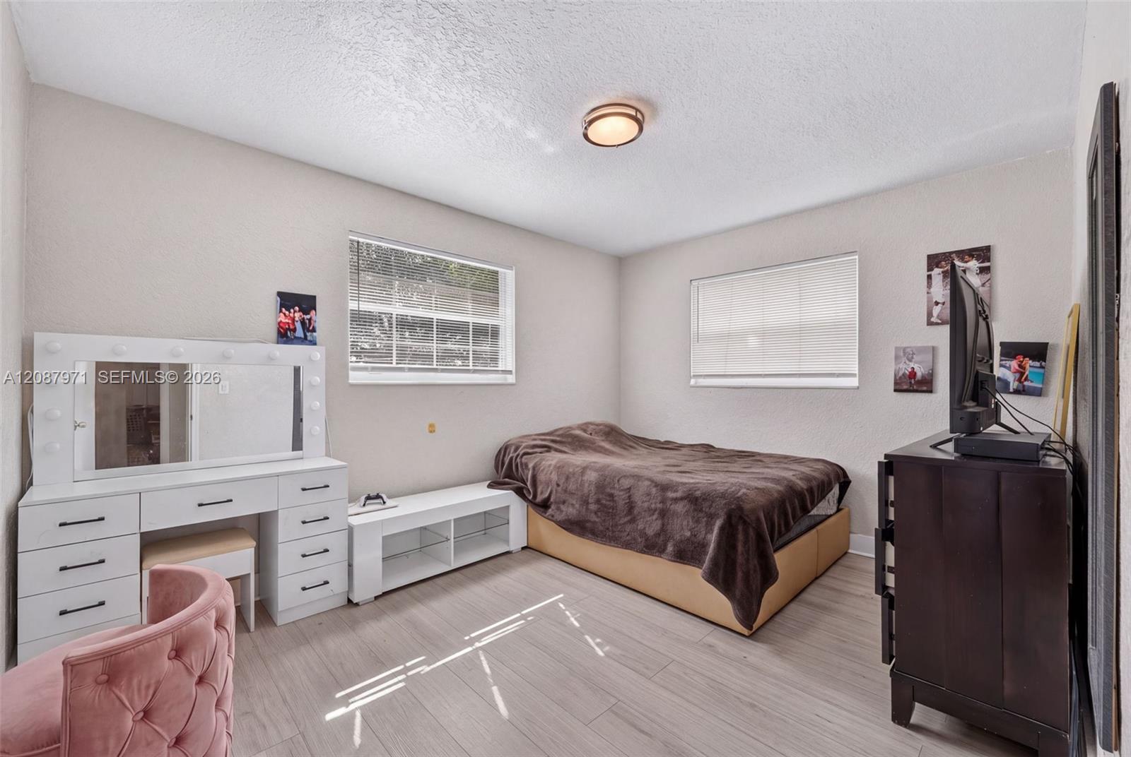 Ver detalles 730 4 / 2 1125 sq. ft. $ 2026-10-26 0 foto