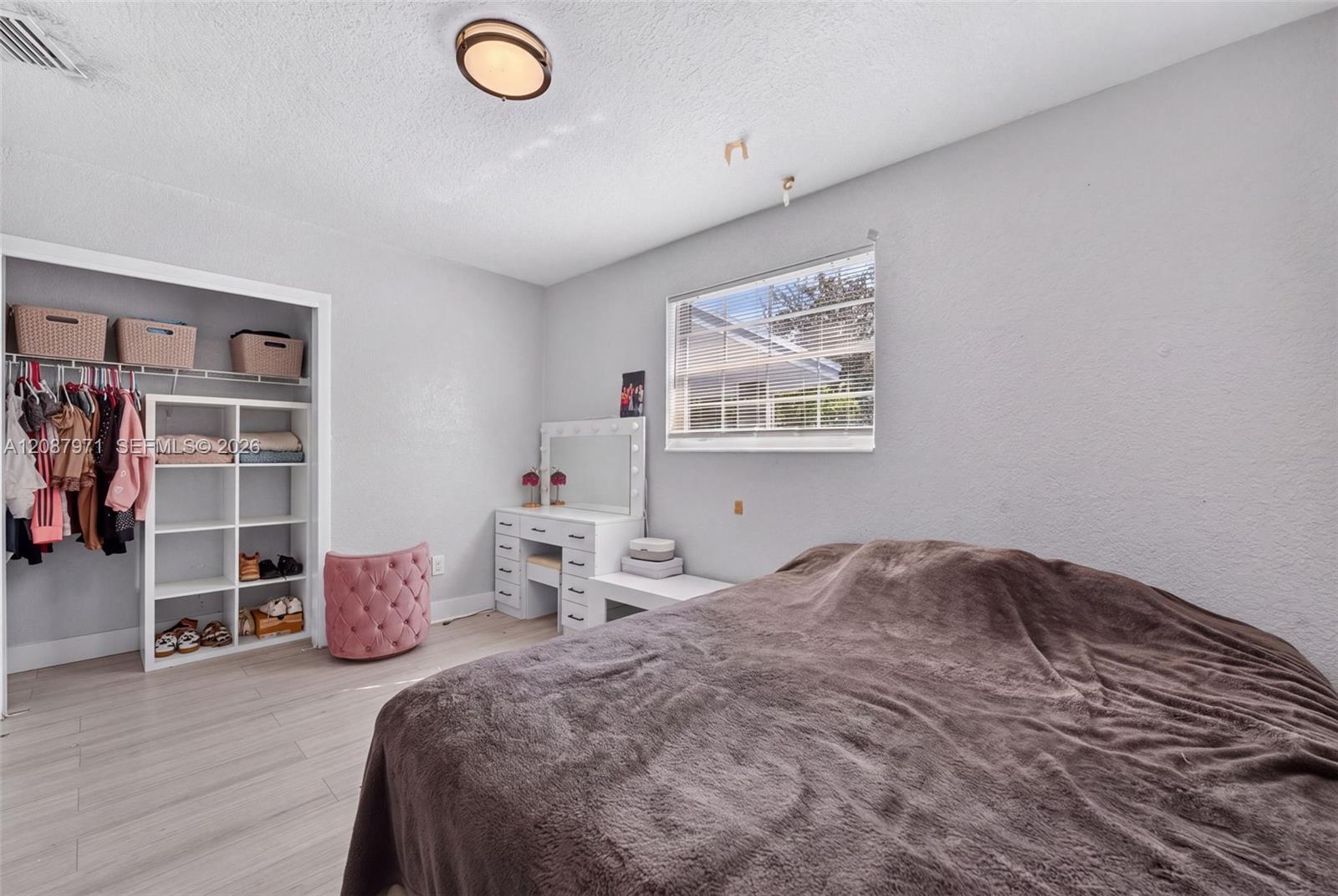 Ver detalles 730 4 / 2 1125 sq. ft. $ 2026-10-26 0 foto