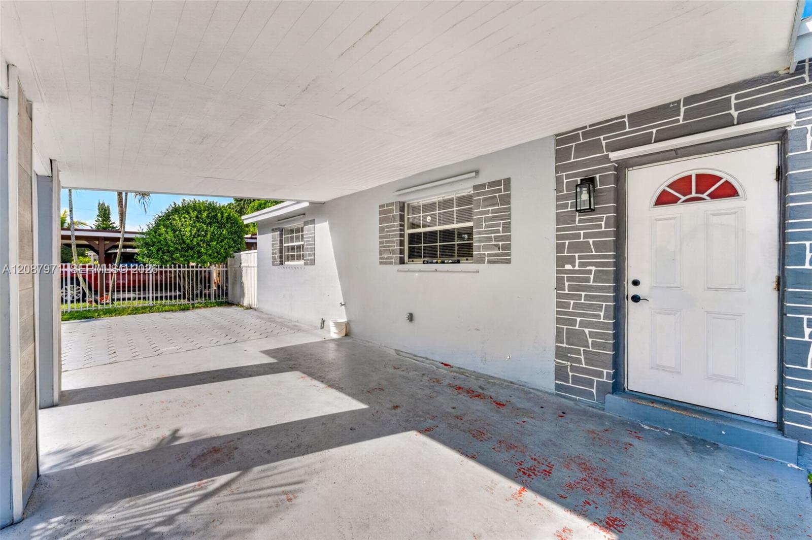 Ver detalles 730 4 / 2 1125 sq. ft. $ 2026-10-26 0 foto