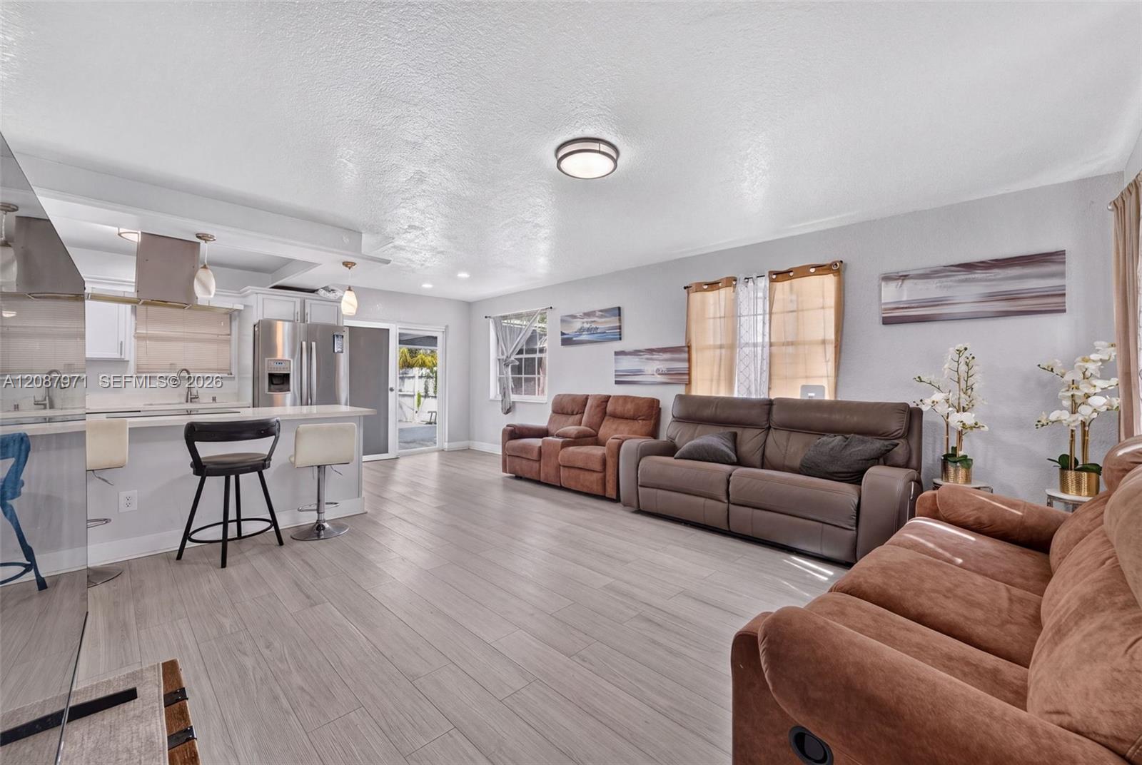 Ver detalles 730 4 / 2 1125 sq. ft. $ 2026-10-26 0 foto